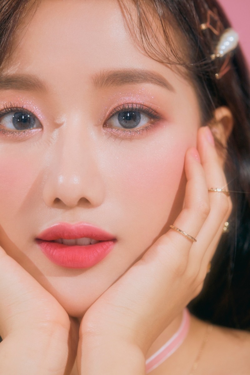 에이프릴 나은 ‘페리페라’ 홀리데이 화보컷 공개