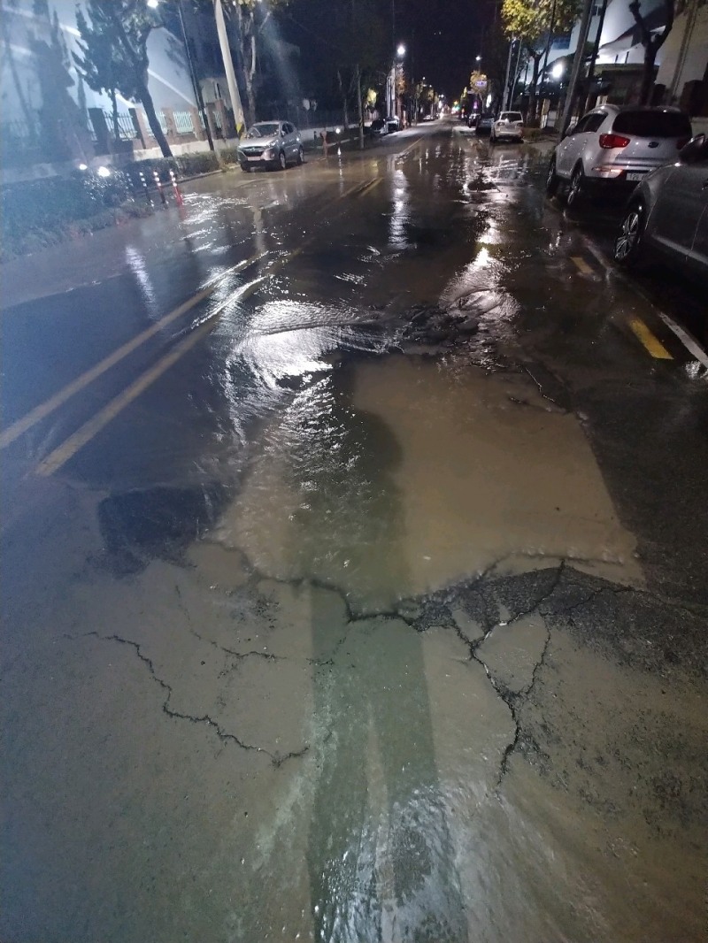 도로에 물이 차있으며 일부 파손.(사진제공=부산경찰청)