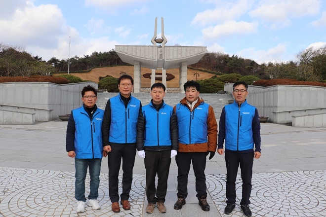 시군구연맹 4대집행부가 12월 2일 광주 5·18민주묘지를 참배하고 각오를 다지며 기념촬영.(사진왼쪽부터) 김민성 사무총장, 전기원 수석부위원장, 공주석 위원장, 김태권 부위원장, 안시영 부위원장.(사진제공=시군구연맹)