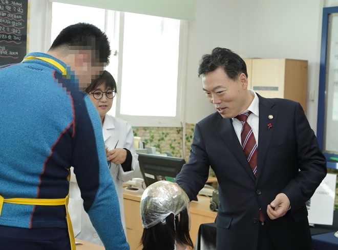 김오수 법무부 장관 직무대행이 2일 춘천소년원을 방문하여 수업을 참관하고 있다.