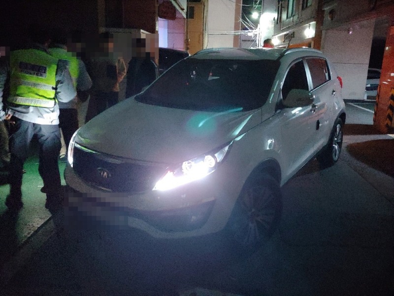 주차차량 충격 후 도주하다 현행범 체포된 스포티지차량 운전자.(사진제공=부산경찰청)