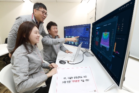 KT 연구원들이 서울시 서초구 우면동에 위치한 KT 융합기술원에서 기가트윈을 활용해 교량 디지털 내하력 측정 실험을 진행하고 있다. 사진=KT