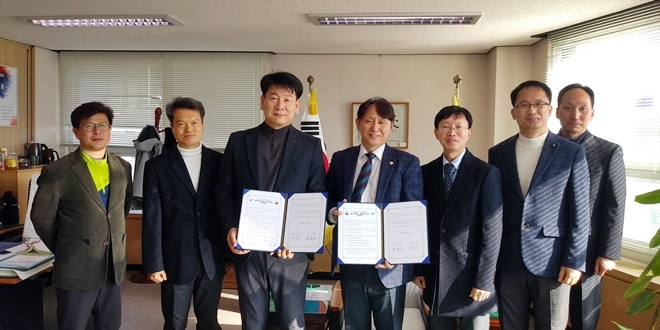 권을식 소장(사진왼쪽)과 변태섭 회장이 업무협약서를 내보이며 관계자들과 기념촬영.(사진제공=울산준법지원센터)