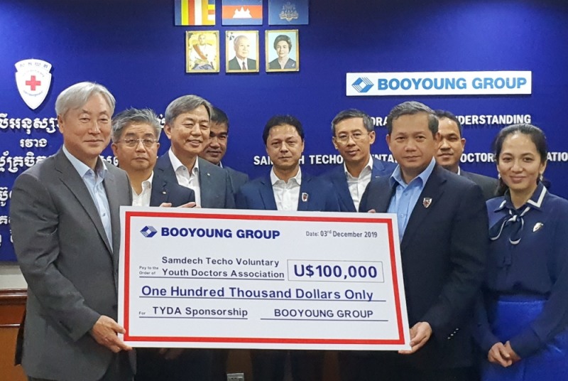 신현석 고문(왼쪽)과 캄보디아 자원봉사 청년의사협회 훈 마넷 회장이 양해각서(MOU)를 체결 후 기념촬영을 하고 있다.(사진=부영그룹)