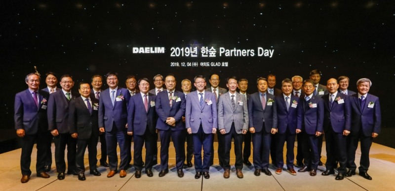 대림산업 배원복 대표(왼쪽 12번째)와 우수 협력회사 대표들이 단체 기념사진을 촬영하고 있다.(사진=대림산업)