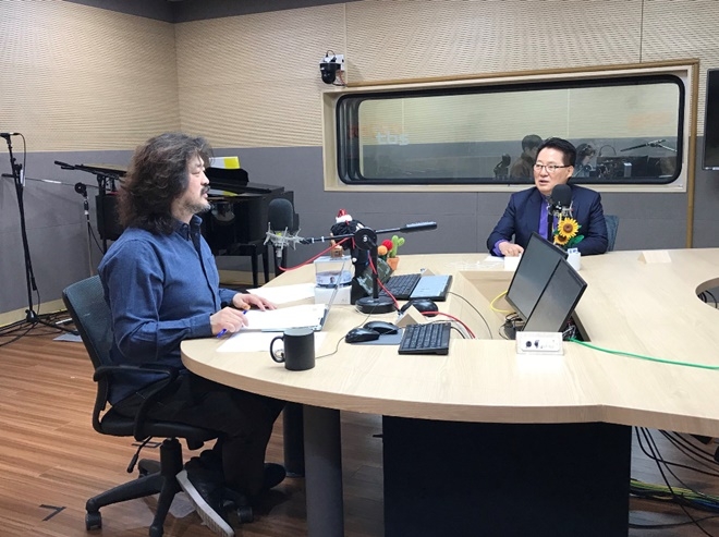 김어준의 뉴스공장, 정치 9단주에 고정 출연하고 있는 박지원 의원.(사진=박지원트위터)