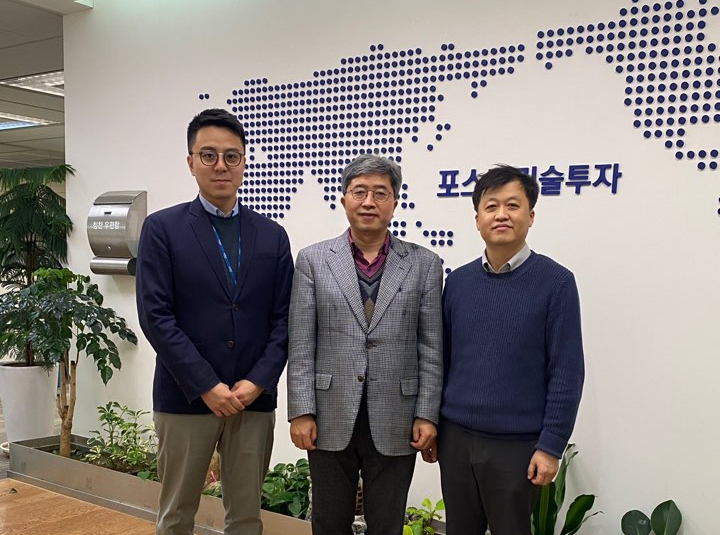 (왼쪽부터) 박세영 포스텍기술투자(주) 매니저, 김형회 ㈜에이아이인사이트 대표(부산대 교수), 정우춘 포스텍기술투자(주) 이사.(사진제공=부산대)