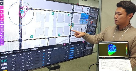 LG유플러스 관계자가 정밀한 위치확인이 가능한 자율주행 관제화면을 살펴보는 모습. 사진=LG유플러스