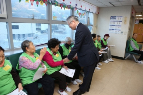 국민건강보험공단 김용익 이사장은 지난 6일 서울 은평구에 위치한 노인요양시설‘붓다마을’을 방문해 건강이 불편한 어르신들과 그 옆에서 항상 어르신을 돌보는 기관 종사자들을 위로하고 격려했다. 사진=건보공단