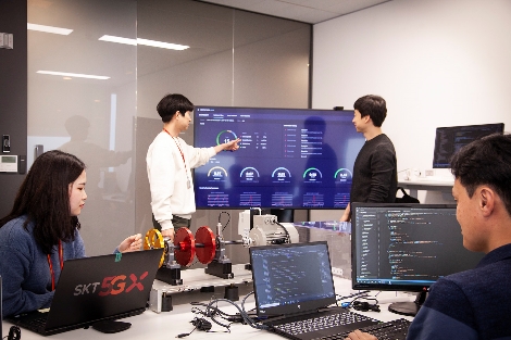 SK텔레콤 개발자들이 ‘메타트론 그랜드뷰’의 관제화면을 점검하고 있다. 사진=SK텔레콤