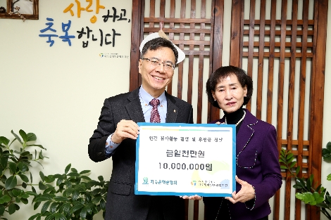 저축은행중앙회 하은수 전무(좌측)와 마포장애인종합복지관 이명자 관장(우측)이 마포장애인노인종합복지관에서 열린 ‘연간 봉사활동 결연 및 후원금 전달식’을 가진 후 기념촬영을 하고 있다. 사진=저축은행중앙회