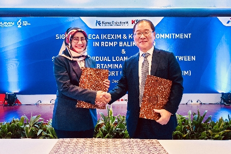 수출입은행은 10일 인도네시아 국영석유가스공사 페르타미나(Pertamina)가 추진하는 총 사업비 51억달러 규모의 발릭파판 정유공장 증설사업에 PF금융 적극 지원 의사를 밝히는 금융지원의향서(Support Letter)에 서명했다. 사진 왼쪽부터 엠마 마티니(Emma Martini) 페르타미나 재무이사, 양환준 수은 프로젝트금융본부장. 사진=한국수출입은행