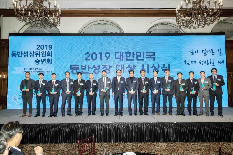 만도 탁일환 사장(왼쪽 4번째)이 동반성장 대상 시상식 수상자들과 기념 촬영을 하고 있다.(사진=한라그룹)