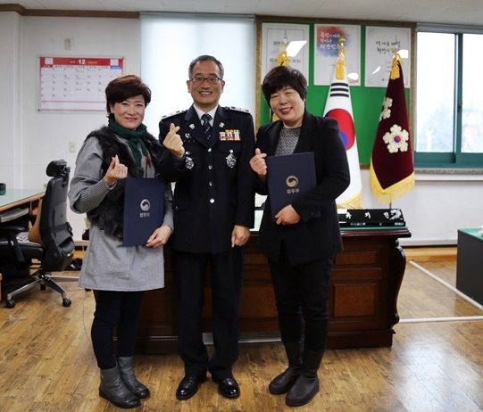 류기현 소장이 미용자원봉사자들에게 감사장을 수여하고 기념촬영을 하고 있다.(사진제공=대구교도소)