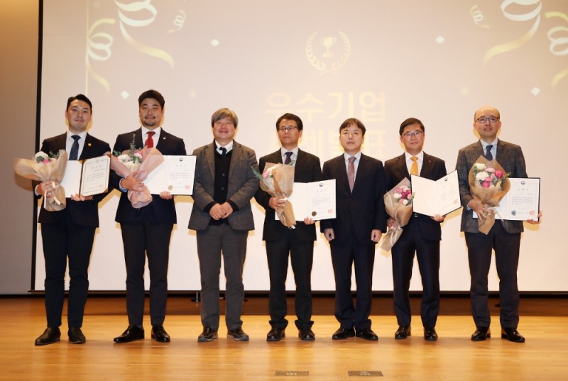 롯데호텔(대표이사 김정환)이 10일 서울시 용산구 국립중앙박물관에서 열린 문화체육관광부 주최, 지역문화진흥원 주관의 ‘2019년 여가친화기업 인증식’에서 호텔업계 최초로 문화체육관광부 장관상을 받고 동시에 ‘여가친화기업’으로 선정됐다.(사진=롯데호텔)