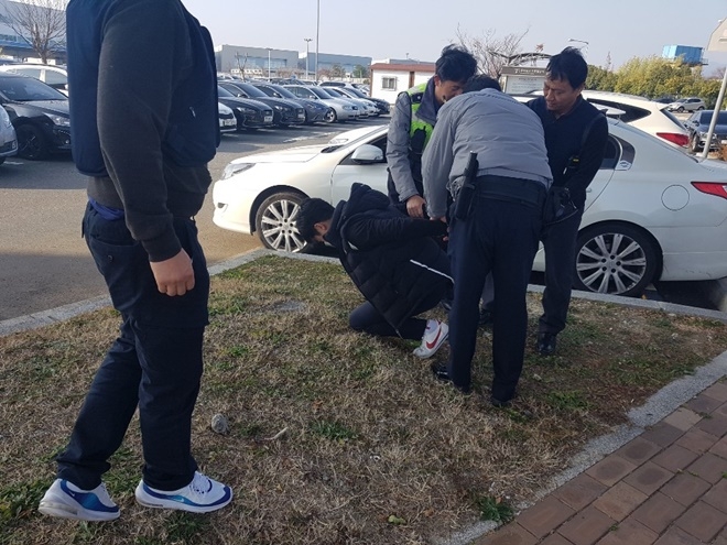 전자발찌 훼손 후 도주한 상황을 가정해 대응 훈련을 하고 있다.(사진제공=부산준법지원센터)