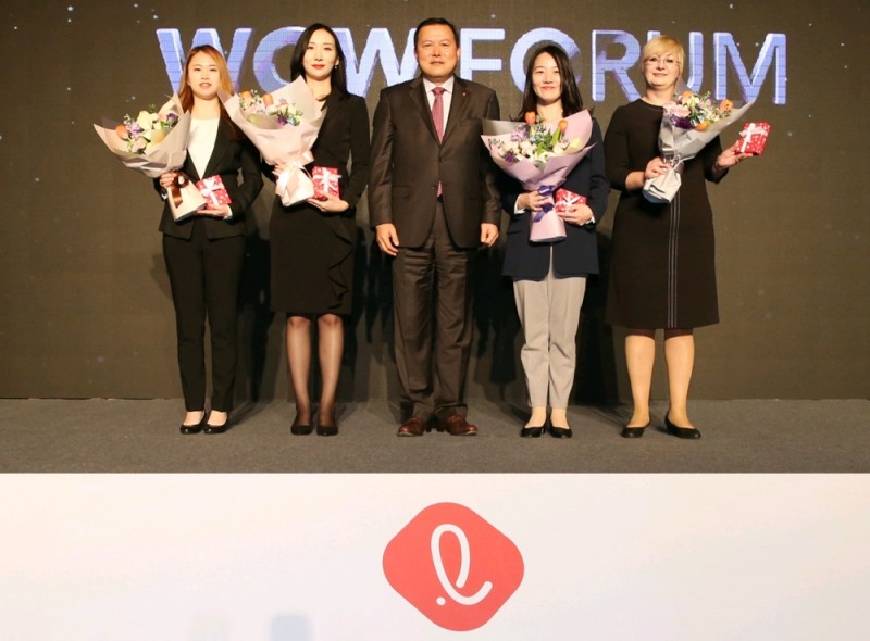 왼쪽부터 롯데케미칼 황나래 대리, 롯데렌탈 최은영 사원, 롯데지주 대표이사 황각규 부회장, 롯데컬처웍스 임아영 팀장, 롯데호텔 모스크바 엘라 도르마토바 (Ella Dolmatova) 팀장. (사진=롯데)