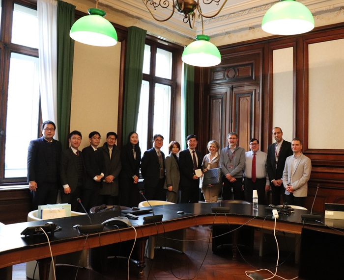 정왕국 한국철도 부사장(왼쪽에서 8번째)이 10일 프랑스 파리에서 로마테-에스파뉴 SNCF 국제수석(오른쪽에서 5번째)과 면담하고 상호 협력 방안에 대해 의견을 나눴다.