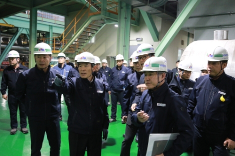 한국서부발전 김병숙 사장이 태안발전본부 5,6호기 터빈동에서 발전설비 보존 상태를 점검하고 있다. 사진=서부발전