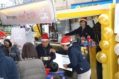 천경미 캠코(한국자산관리공사) 기업지원본부장이 13일 오후 3시 홀트수영종합사회복지관(부산 광안동 소재)에서 어르신 및 아동 200여명을 대상으로 ‘사랑의 간식차’ 봉사활동을 펼치고 있다. 사진=캠코