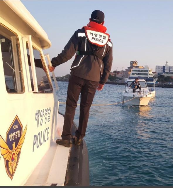해경이 보트를 예인하고 있다.(사진제공=울산해양경찰서)