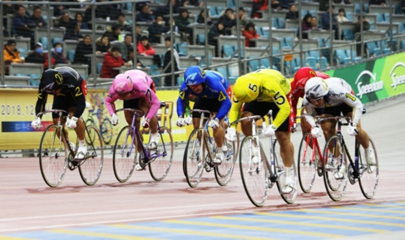 경륜 선수들의 경기 모습. (사진=국민체육진흥공단)