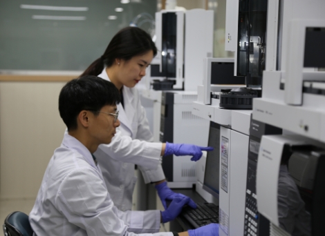 aT 자체 품질안전실험실에서 농산물 안전성 검사를 하고 있다. 사진=aT