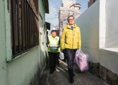 한국남부발전 신정식 사장과 직원들이 지역의 어려운 이웃을 위해 난방용 등유 및 겨울이불 전달 봉사활동을 하고 있다. 사진=남부발전