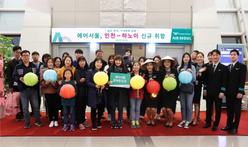 에어서울 하노이행 첫 편 탑승객들이 신규 취항 행사 후 기념 촬영을 하고 있다.(사진=에어서울)