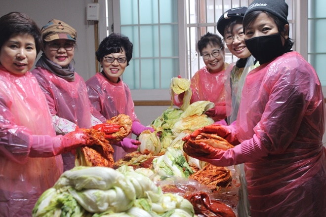 여성위원회, 사전상담위원회 위원들이 김장을 담그고 있다.(사진제공=한국법무보호복지공단경남서부지소)