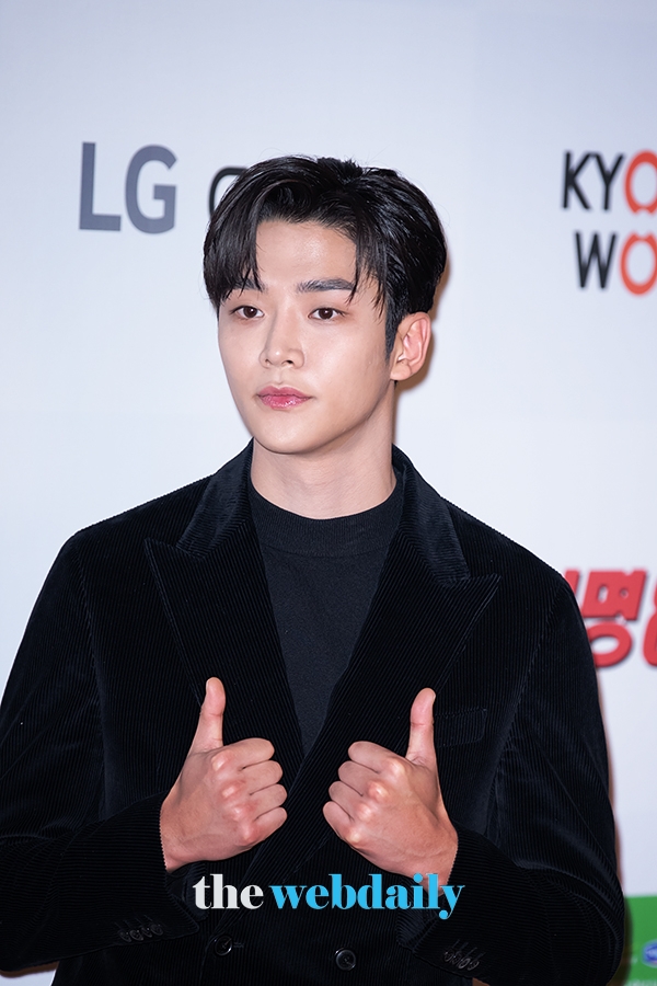SF9 로운, ‘2020 대한민국 퍼스트브랜드 대상’ 시상식 포토월 행사 현장 (사진: 최수영기자)