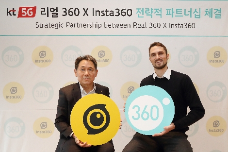 KT 마케팅부문장 이필재 부사장과(왼쪽) 인스타360 최고전략책임자(CSO) 일라이 맥키넌(Eli MacKinnon)(오른쪽)이 파트너십 체결 후 기념 사진을 촬영하고 있다. 사진=KT