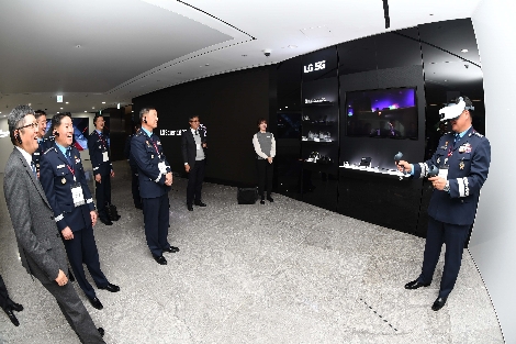 박인호 공군사관학교장(맨 우측)이 LG사이언스파크에서 LG유플러스의 5G VR 콘텐츠를 체험하는 모습. 사진=LG유플러스