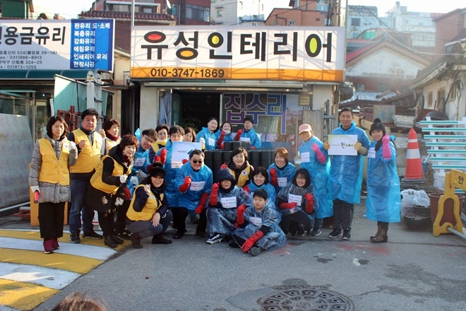 변호사 및 직원 15명이 참석해 사랑의 연타나눔 봉사활동을 하고 기념촬영. (사진제공=법무법인 원)