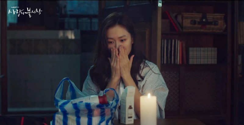 tvN ‘사랑의 불시착’ 리정혁이 윤세리에게 화장품 선물해