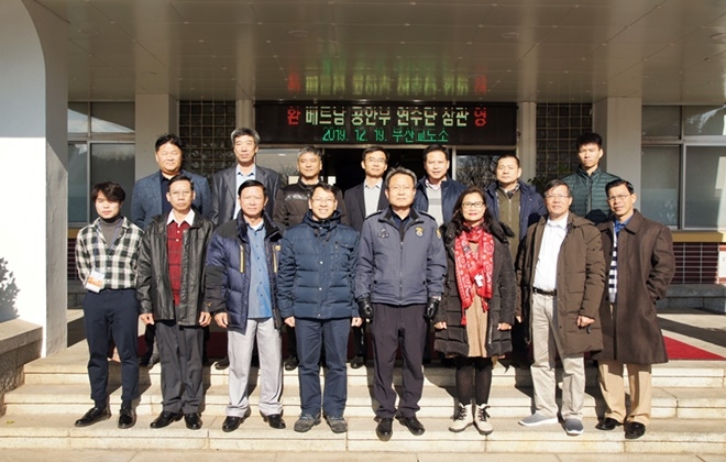 베트남 연수단 참관 기념촬영.(사진제공=부산교도소)