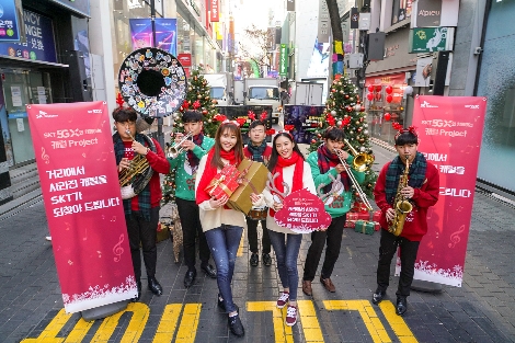 19일 오전 서울 명동 한가운데에서 크리스마스 브라스밴드가 캐럴 공연을 하며 ‘캐럴이 돌아왔다’ 프로젝트를 알리고 있다. 사진=SK텔레콤