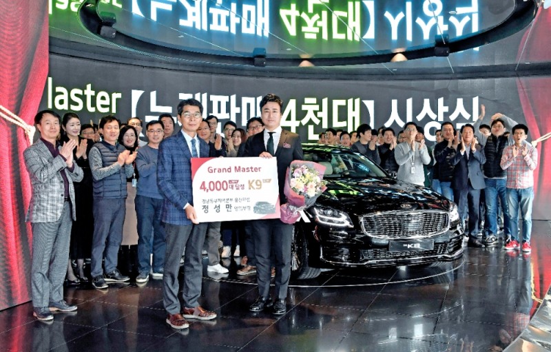 누계판매 4,000대를 달성한 (오른쪽부터) 경남동부 울산지점 정성만 영업부장과 기아차 국내사업본부장 권혁호 부사장.