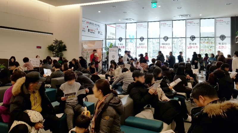 청주 가경 아이파크 4단지 견본주택에 몰린 인파.(사진=현대산업개발)