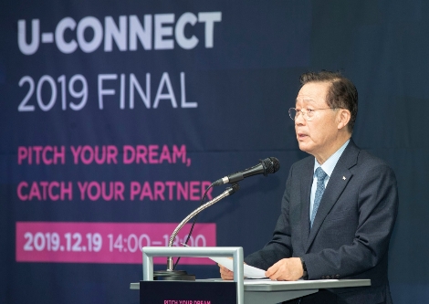 윤대희 신용보증기금 이사장이 19일 서울 마포구 서울창업허브에서 개최된 ‘U-CONNECT 2019 FINAL’ 데모데이에서 인사말을 하고 있다. 사진=신용보증기금