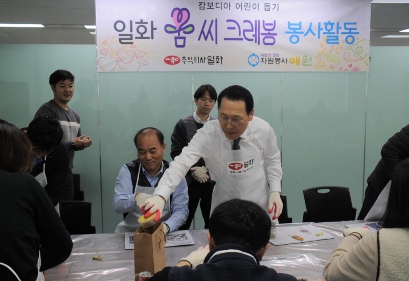 크레파스를 만들고 있는 정창주 대표이사.(사진= 일화)