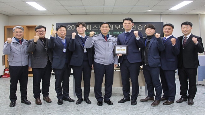 진정무 경남경찰청장이 베스트 정보계 인증수여를 하고 파이팅을 하며 기념촬영.(사진제공=창원서부경찰서)