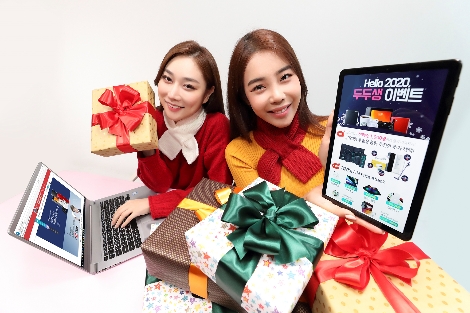 KT의 모델들이 ‘Hello 2020 두두생(두고두고 생각날 초대박 이벤트)’를 홍보하고 있다. 사진=KT