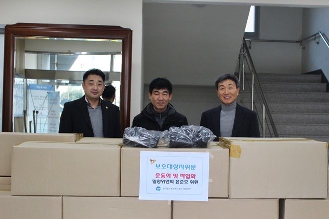 운동화 및 작업화를 지원하고 기념촬영.(사진제공=한국법무보호복지공단경남지부)