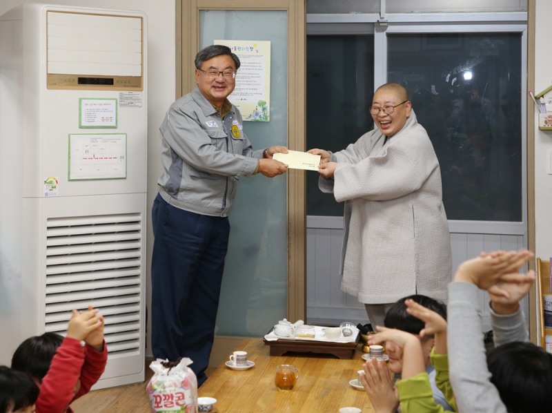 지난 30일 지세포 일운 지역아동센터를 찾은 대우조선해양 이성근 사장(왼쪽)이 우은영 센터장에게 교구재 구입을 위한 상품권을 전달하고 있다.(사진=대우조선해양)