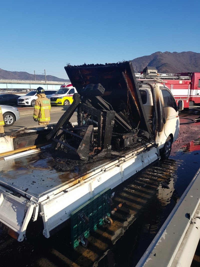 1톤트럭 짐칸 화재현장.(사진제공=부산경찰청)