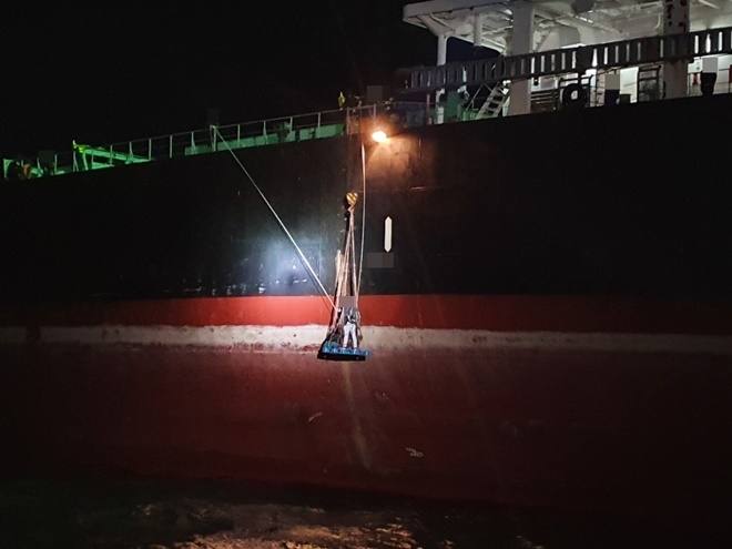 응급환자를 옮기고 있다.(사진제공=부산해양경찰서)