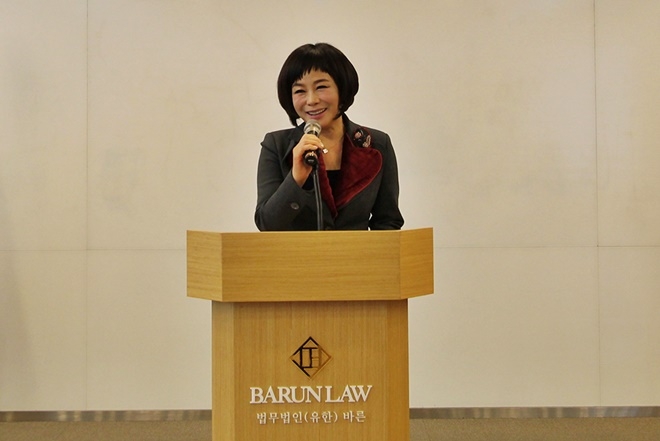 바른의인상 2회 수상자로 선정된 현숙 씨가 소감을 피력하고 있다.(사진제공=법무법인 바른)