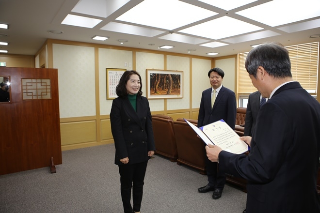 구남수 법원장이 우수 국선변호사로 선정된 김민정 변호사에게 감사장을 전달하고 있다.(사진제공=울산지방법원)