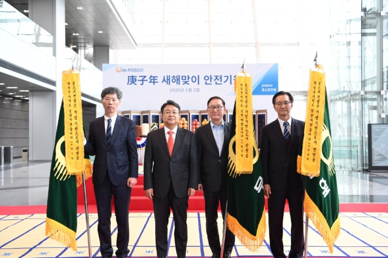(좌측에서 두 번째)포스코건설 한성희 사장.(사진=포스코건설)